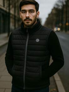 Chaleco Acolchado Casual de Hombre con Bolsillos Laterales  Tono Gris Carbón
Chaleco para Clima Frío de Hombre con Textura Suave y Cierre Completo Gris Oscuro
Chaleco Deportivo y Casual para Hombre con Cuello Alto y Diseño Acolchado - Negro - Ver 1