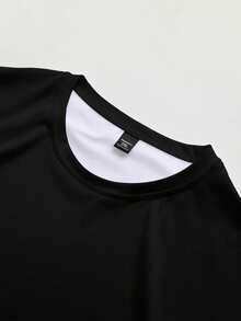 Manfinity RSRT 大码男士花卉印花短袖 T 恤和口袋短裤套装，舒适服装