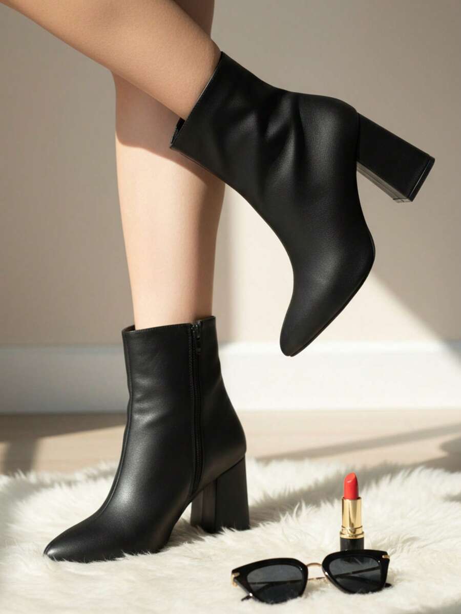 Botines borgoña de mujer con tacón grueso de 6 cm, punta fina y cremallera lateral. Ideales para el invierno. Elegantes botines borgoña, chocolate, blancos y beige de mujer en piel sintética con tacón cuadrado y cierre de cremallera. Botines negros con estilo para mujer, con tacón alto y punta fina, y detalle de cremallera lateral. - Negro - Ver 1