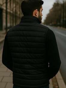 Chaleco Acolchado Casual de Hombre con Bolsillos Laterales  Tono Gris Carbón
Chaleco para Clima Frío de Hombre con Textura Suave y Cierre Completo Gris Oscuro
Chaleco Deportivo y Casual para Hombre con Cuello Alto y Diseño Acolchado - Negro - Ver 3