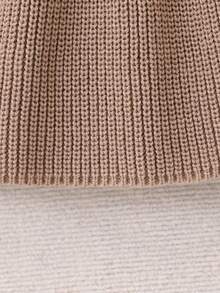 SHEIN Playful Pals 这款时尚的心形桃子刺绣保暖毛衣连衣裙专为幼儿设计。刺绣的心形桃子图案是这款舒适毛衣连衣裙的核心设计元素，完美契合婴幼儿可爱活泼的特质。 - 卡其色 - 查看 4