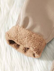 TaviRue 男童休闲直筒保暖裤，适合上学、花园活动、生日、秋季、万圣节、圣诞节、感恩节等各种场合穿着。这款保暖裤采用卡其色面料，适合小学男生穿着，款式休闲舒适。