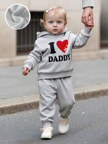 SHEIN Bộ trang phục 2 món cho bé gái, thời trang tối giản dễ thương in chữ "I LOVE DADDY" bằng vải nỉ, áo hoodie và quần dài, thích hợp cho các buổi đi chơi vào mùa thu/đông - Xám - Xem 1