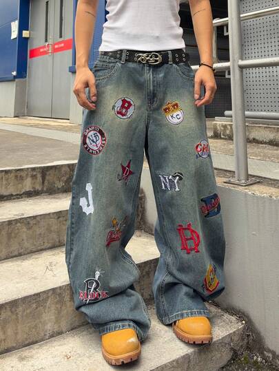 Jeans in denim lavato ampio con motivo ricamato da uomo
