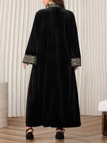 Al Najma 黑色丝绒面料连衣裙，饰以金色丝带，V领宽松长袖，尽显奢华优雅气质。 - 黑色 - 查看 2