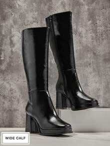 SHUZIA #宽筒女式 3.25 英寸粗跟和 1 英寸厚底方头高级油黑色过膝长靴 – 时尚、精致，彰显您大胆的秋冬风格。 - 黑色 - 查看 3