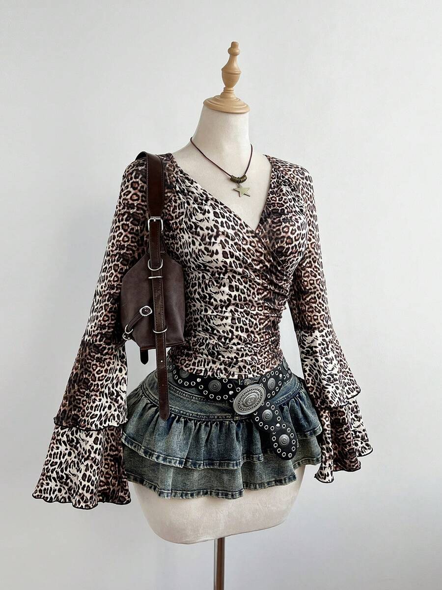 SHEIN Unity 女士短款V领褶皱腰部喇叭袖豹纹T恤，性感时尚，冬季款 - 棕色 - 查看 1