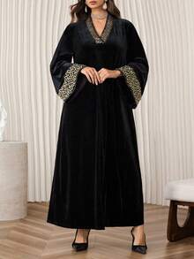 Al Najma 黑色丝绒面料连衣裙，饰以金色丝带，V领宽松长袖，尽显奢华优雅气质。 - 黑色 - 查看 4