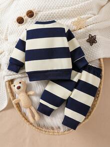 SHEIN 新生男宝宝黑白条纹圆领长袖泰迪熊图案上衣搭配同色裤子，时尚休闲简约可爱