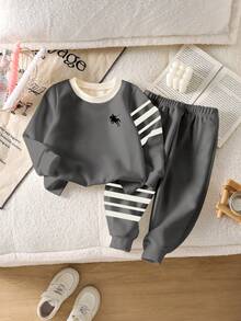 Bộ đồ thường ngày thời trang 2 món cho bé trai, gồm áo polo in họa tiết kẻ sọc và quần nỉ cùng màu, cổ tròn tay dài thoải mái, thích hợp cho mùa thu/đông/xuân. - Xám - Xem 4