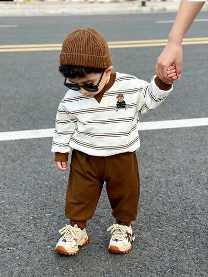 SHEIN 2件套男婴/中性婴幼儿0-3岁休闲条纹小熊印花卫衣和纯色针织运动裤套装，适合秋冬季日常、户外、运动穿着