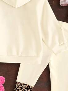 SHEIN 圣诞快乐，柔和的奶油色调，复古豹纹圣诞树，女婴休闲连帽卫衣和裤子两件套，甜美休闲，适合秋冬日常穿着，圣诞派对，街头风格，家居 - 彩色 - 查看 6