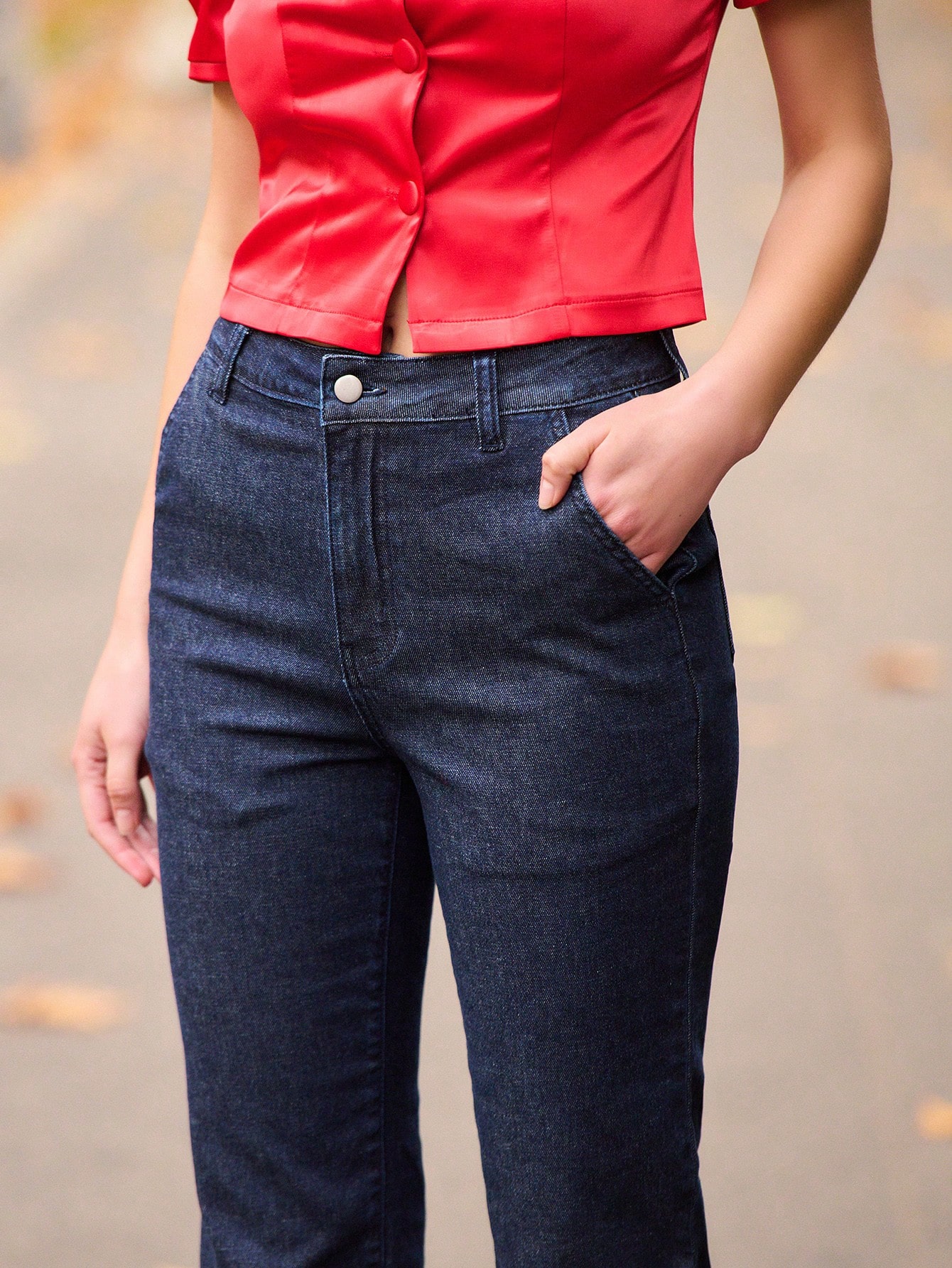 Ciemne jeansy z wysokim stanem, obszyciem z piór i prostą nogawką – zabawny, szykowny denim