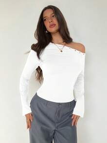 Aloruh 女士新款长袖T恤上衣，不对称肩部设计，饰有铆钉孔眼，休闲百搭户外白色夏季度假上衣，适合女士外出穿着。 - 白色 - 查看 5