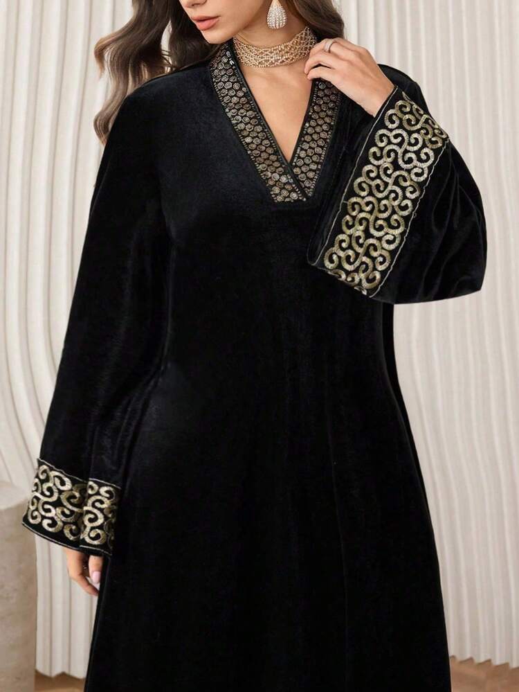 Al Najma 黑色丝绒面料连衣裙，饰以金色丝带，V领宽松长袖，尽显奢华优雅气质。 - 黑色 - 查看 5