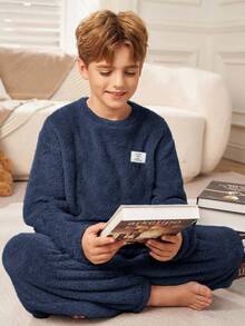 SHEIN 两件套男童简约字母刺绣圆领长袖上衣和柔软抓绒睡裤套装，舒适家居睡衣，秋冬季 - 藏蓝色 - 查看 3