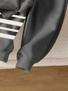 Bộ đồ thường ngày thời trang 2 món cho bé trai, gồm áo polo in họa tiết kẻ sọc và quần nỉ cùng màu, cổ tròn tay dài thoải mái, thích hợp cho mùa thu/đông/xuân. - Xám - Xem 6