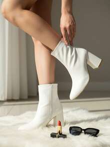 Botines borgoña de mujer con tacón grueso de 6 cm, punta fina y cremallera lateral. Ideales para el invierno. Elegantes botines borgoña, chocolate, blancos y beige de mujer en piel sintética con tacón cuadrado y cierre de cremallera. Botines negros con estilo para mujer, con tacón alto y punta fina, y detalle de cremallera lateral. - Blanco - Ver 3