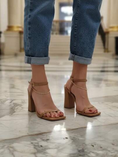 La Caprichosa sandalias de tacón cuadrado, sandalias elegantes de mujer, sandalias con tiras finas, sandalias con pulsera al tobillo, sandalias de tacón grueso, sandalias formales para fiesta, sandalias con hebilla ajustable, sandalias abiertas con punta cuadrada, calzado femenino moderno, sandalias cómodas para eventos, sandalias de vestir, sandalias con diseño minimalista, sandalias con cadena decorativa, sandalias para ocasiones especiales