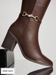 SHUZIA #宽筒女式水钻马衔扣装饰尖头粗跟纯素皮革棕色过膝长靴 – 优雅马术风格，秋冬舒适之选。 - 棕色 - 查看 3