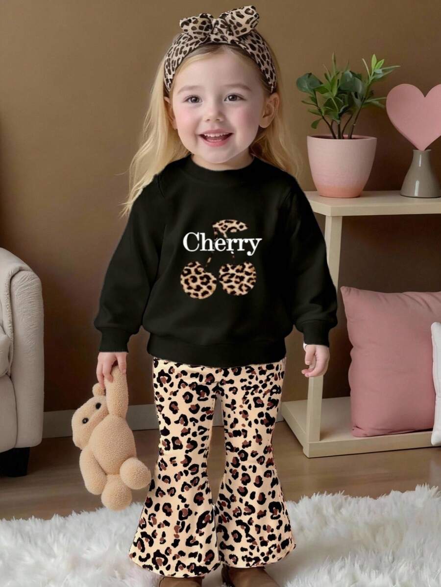两件套可爱女童休闲樱桃印花针织柔软圆领长袖卫衣上衣搭配花卉豹纹喇叭裤,女童圣诞套装,适合秋冬季节,舒适时尚,休闲百搭,图案设计,返校季,秋季,返校派对,适合户外野餐、街头摄影、居家、校园、假期、送礼、情人节、圣诞节等场合。 - 彩色 - 查看 1