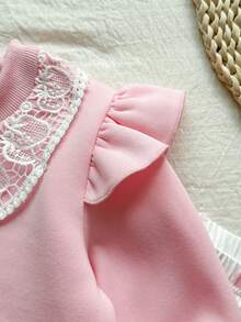 Vintaside Kids 女童春秋季圆领长袖清新时尚简约连帽衫搭配休闲简约草莓印花长裤套装，适合温和天气外出、露营或日常休闲穿着。 - 粉色 - 查看 3