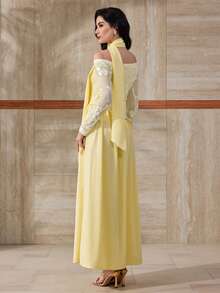 Modelyn Robe élégante à épaules dénudées, manches longues, volants et fente à l'ourlet, en jacquard floral pour femmes