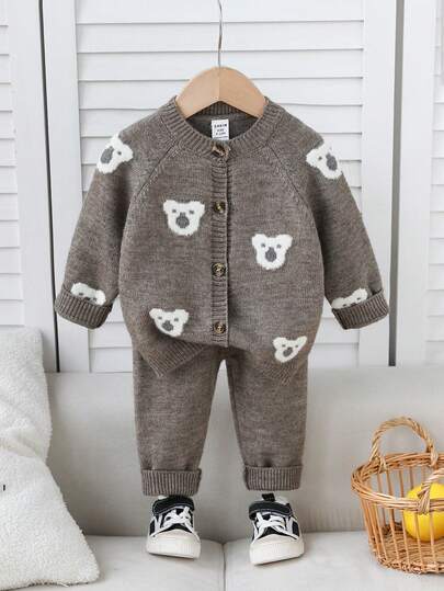 SHEIN Playful Pals Baby Boys' Teddy Bear Jacquard Knit Sweater Set, Soft & Thick Fabric, Suitable For Casual Wear, Autumn/Winter Brown Baby Clothes Baby Boy Sweater Set Woodland Baby Clothes Baby Bear Clothes Baby Bear Outfit Warm Jumpsuit For Baby Boy Baby Boy Bear Outfit Knit Two Piece Toddler Baby Boy Fall Newborn Zipper Suit
