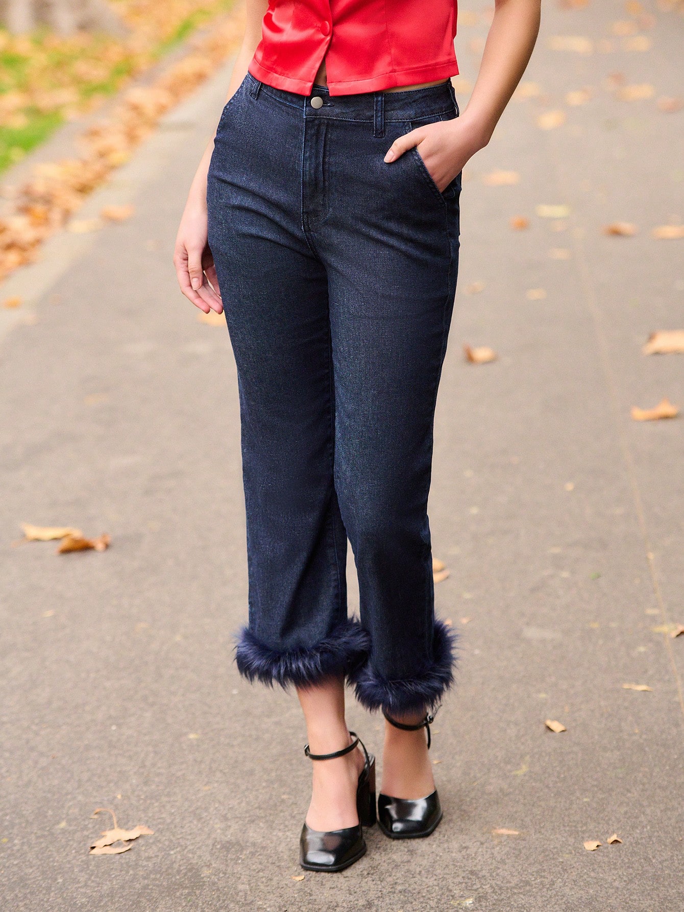 Ciemne jeansy z wysokim stanem, obszyciem z piór i prostą nogawką – zabawny, szykowny denim