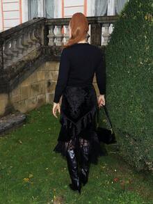 Gretanique Saia Sereia Feminina com Bainha de Renda Spliced de Veludo com Aplicação e Renda em estilo Palácio Elegante e Luxuoso Decorada com Crânios Emboçados - Preto - Visão 2