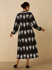 SHEIN VCAY Váy dài tay in họa tiết quấn chéo cổ chữ V cỡ lớn - màu đen - Xem 2