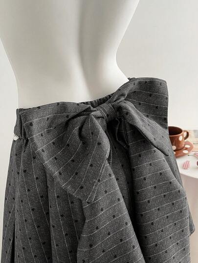 SHEIN EZwear تنورة قصيرة متعددة الاستخدامات للمناسبات والخروجات للمرأة ذات الحجم الكبير مزينة بالشريط والنقاط البيضاء