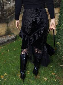 Gretanique Saia Sereia Feminina com Bainha de Renda Spliced de Veludo com Aplicação e Renda em estilo Palácio Elegante e Luxuoso Decorada com Crânios Emboçados - Preto - Visão 6