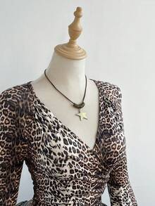 SHEIN Unity 女士短款V领褶皱腰部喇叭袖豹纹T恤，性感时尚，冬季款 - 棕色 - 查看 4