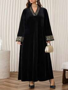 Al Najma 黑色丝绒面料连衣裙，饰以金色丝带，V领宽松长袖，尽显奢华优雅气质。 - 黑色 - 查看 3