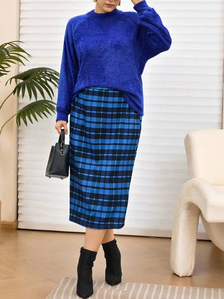 2pcs Plus Size Women Winter Elegant Casual Street Fashion Royal Blue T-Shirt Top And Plaid Skirt 2 Pieces Set,Autumn/Winter,Going Out Outfits,2025 New Clothes,Simple And Fashionable For Everyday Wear,Christmas Outfit For Women ,New Year Clothes,Plus Size Winter Clothes, Christmas Outfit For Women ,New Year Clothes,Thanksgiving Outfit For Women ,