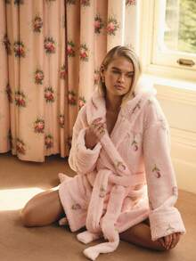 Aralina 女士碎花图案落肩长袖双口袋抓绒连帽腰带睡袍，蓬松保暖 - 粉色 - 查看 4
