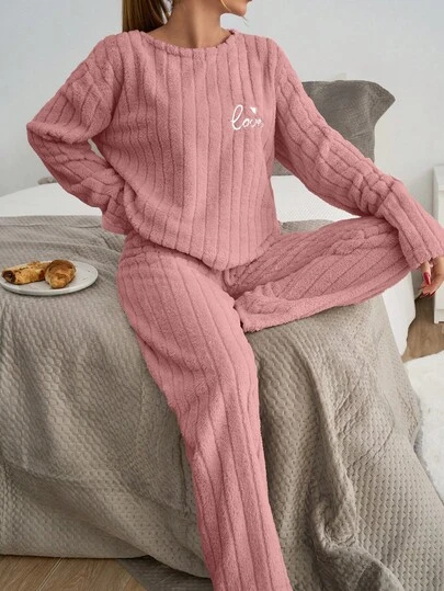 EURMUSE Curve Plus 2-delige gestreepte, pluizige stof met sloganborduurwerk, pyjamaset voor thuis