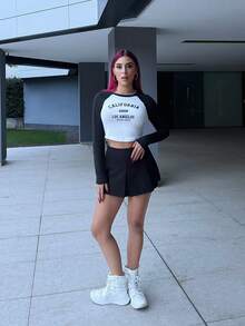 Bearsaez Camiseta Cropped Ajustada de Manga Longa com Gráfico da Califórnia em Inglês e Bloco de Cores, Gola Redonda, para Mulheres - Preto e Branco - Visão 5