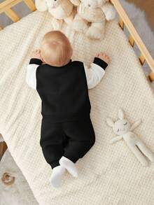SHEIN Chaqueta de béisbol de contraste de color blanco y negro para bebé recién nacido niño/niña con parches bordados, simple y de moda, pantalones de unicolor suaves y cómodos, adecuados para el hogar, al aire libre, deportes