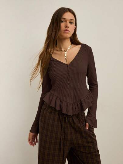 Nöista 优雅白色荷叶边衬衫。长袖女式上衣，V领设计，纽扣前襟，时尚喇叭袖口。完美的正式衬衫，适合办公室穿着、晚宴装扮或打造层次感时尚造型。