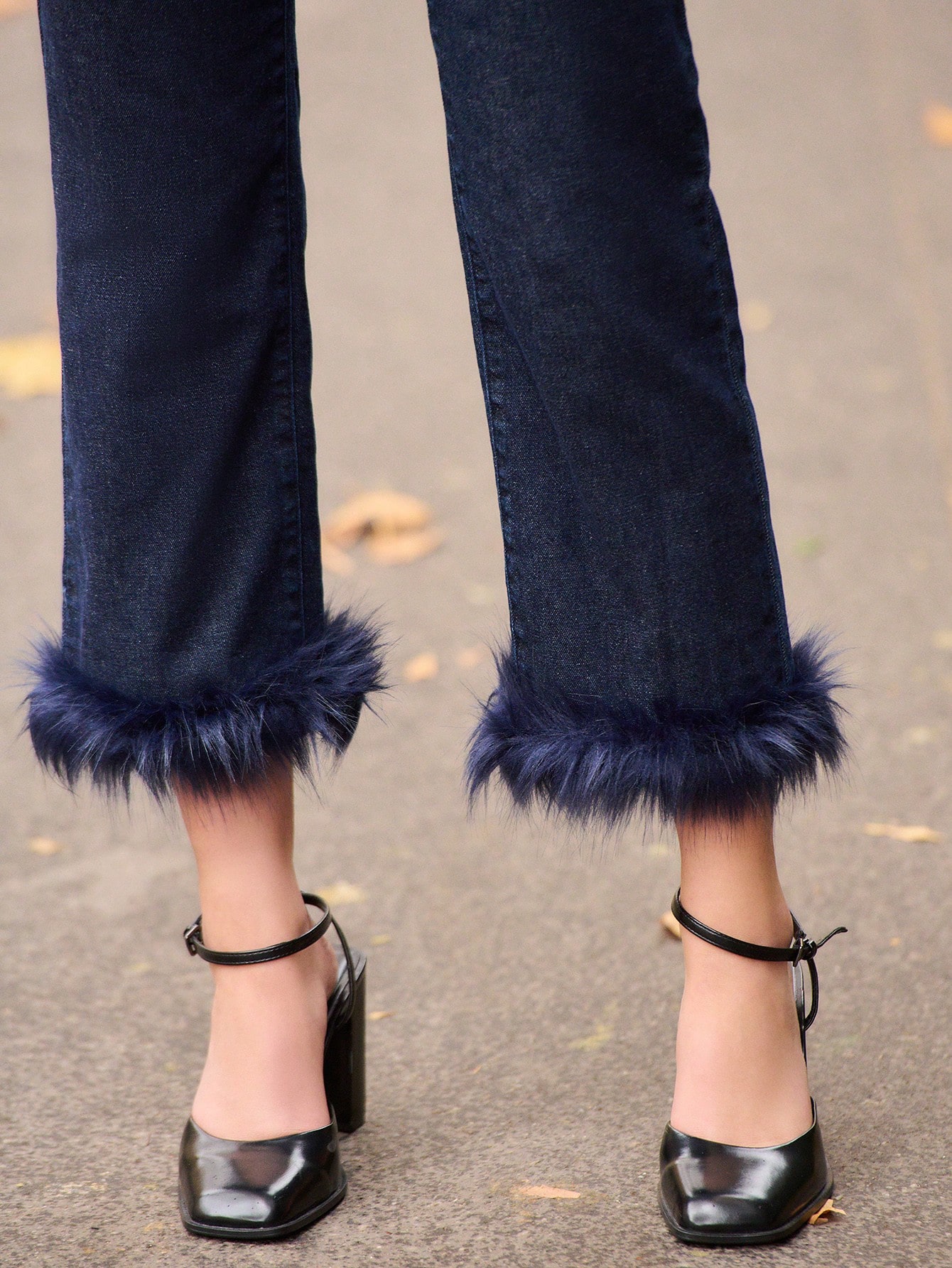 Ciemne jeansy z wysokim stanem, obszyciem z piór i prostą nogawką – zabawny, szykowny denim