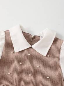 SHEIN ChillGRL 少女休闲衬衫套装，采用酒红色蝴蝶结设计，珍珠串珠针织面料，荷叶边领口和下摆，搭配酒红色珍珠串珠针织喇叭裤，适合春秋季休闲、通勤、旅行、聚会、拍照等场合。 - 卡其色 - 查看 3