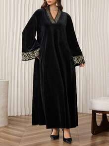 Al Najma 黑色丝绒面料连衣裙，饰以金色丝带，V领宽松长袖，尽显奢华优雅气质。 - 黑色 - 查看 6