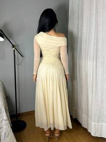 Vassilux Đầm suông dài tay thêu lưới tương phản kiểu mới, một bên vai, viền bất đối xứng, nối siêu dài, co giãn cao, thanh lịch và lãng mạn - Màu be - Xem 2