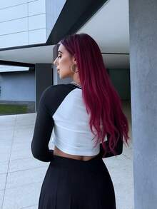 Bearsaez Camiseta Cropped Ajustada de Manga Longa com Gráfico da Califórnia em Inglês e Bloco de Cores, Gola Redonda, para Mulheres - Preto e Branco - Visão 2