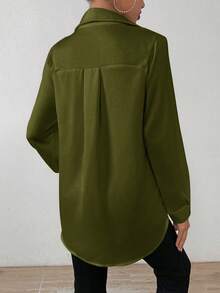 SHEIN PETITE 女式纯色缎面简约不对称下摆衬衫 - 軍綠色 - 查看 2