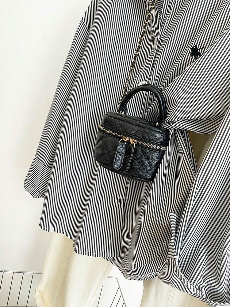 Resyla قميص كاجوال بأكمام طويلة وياقة واحدة مطبوع بنقشة الفارس والخطوط للمرأة ذات الحجم الكبير - الأسود - مشاهدة 7