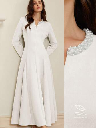 Aveloria Rosie 绿色绒面天鹅绒V领长袖连衣裙，饰有水钻，优雅的收腰设计搭配喇叭裙摆，是一款百搭的女士长裙。