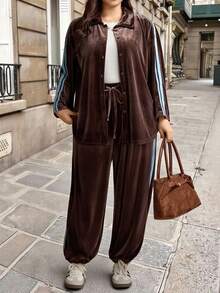 Comfylo Damen Große Größen Einfarbiger Langarm Cardigan Sweatshirt & Hose mit Verjüngtem Bein; Samt Hemdkragen Reißverschluss Cardigan + Lose Samt Tunnelzugbund Hose, Lässig, Ausgehend und Elegant Stil, mit kontrastierendem blauem Webband an der Seite, Zweiteiler. Damen Große Größen Lässig Zweiteiler: Brauner Samt Oberteil und Braune Hose; Modischer Brauner Zweiteiler - Braun - Übersicht 10